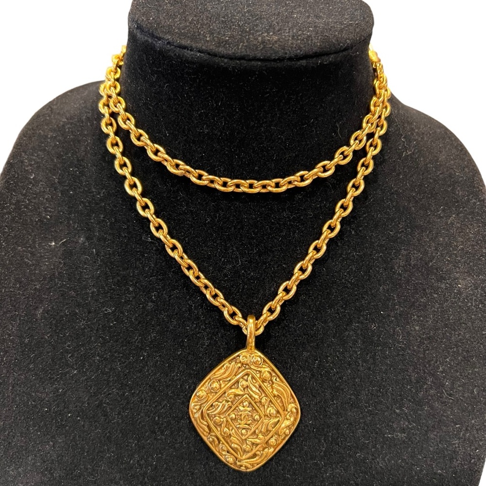 Chanel Vintage Diamond Shape Gold Plated Necklace